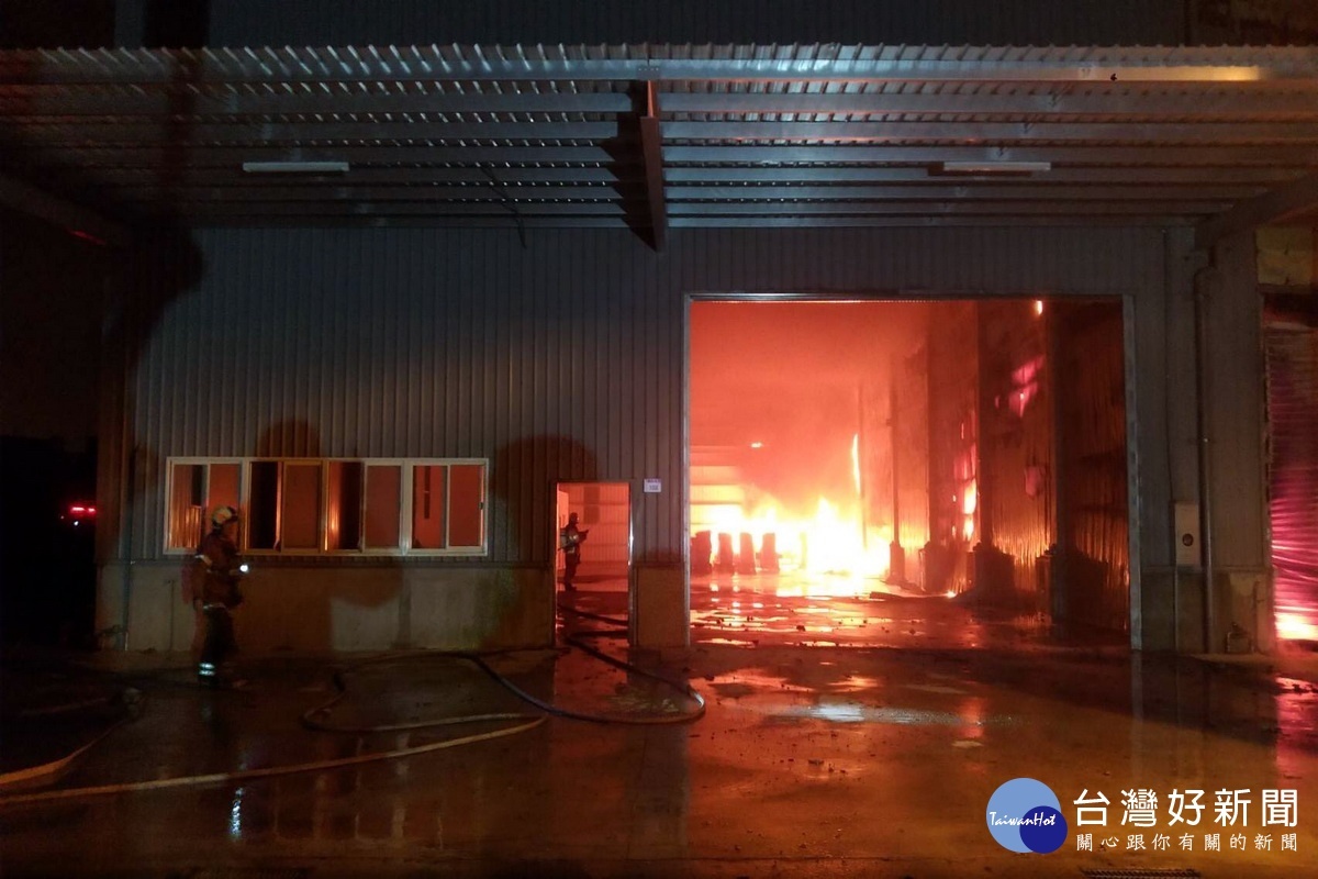 桃園市龍潭區中豐路533巷一家環保公司發生大火，消防人員拉起水線戮力搶救。