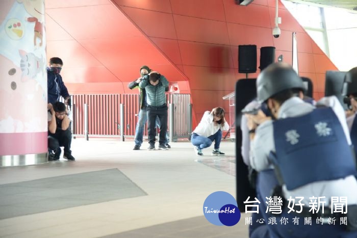 桃園市政府警察局辦理靖勇專案實警演練,強化重大人為危安事件處置能力,減少人員傷亡及財物損失。