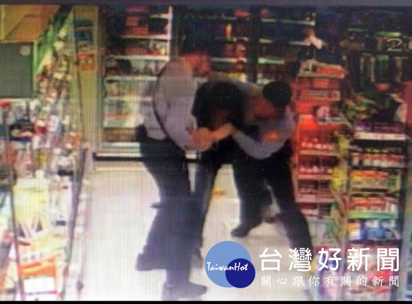 毒品通緝犯謊報身分遭識破,一度想要掙脫員警掌控,當場被員警壓制在地,順利逮捕歸案。(記者陳昭宗翻攝)