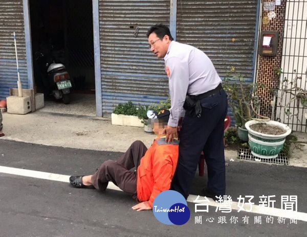 金湖所副所長李炎煌勤區查察巧遇晨運老翁身體不適倒地,立即施以簡易心肺復甦術,及時挽回老翁性命,社區民眾對其義行深表肯定與讚許。(記者陳昭宗拍攝)