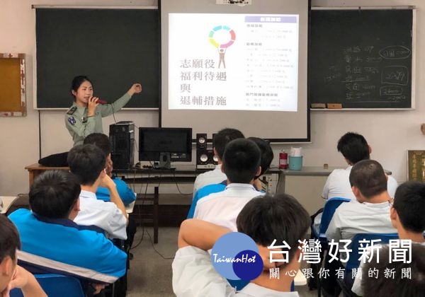 雲林縣後備指揮部於虎尾農工就業博覽會開設人才招募服務臺，提供現場青年學子瞭解國軍各招募班隊。（記者陳昭宗拍攝）