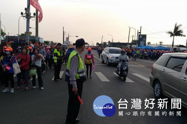 白沙屯媽祖在朝天宮進行刈火儀式後起駕回鑾，北港警分局長廖志明親率層層警力誠心護轎，沿途鄉親深受感動，紛紛予以加油讚許。（記者陳昭宗拍攝）