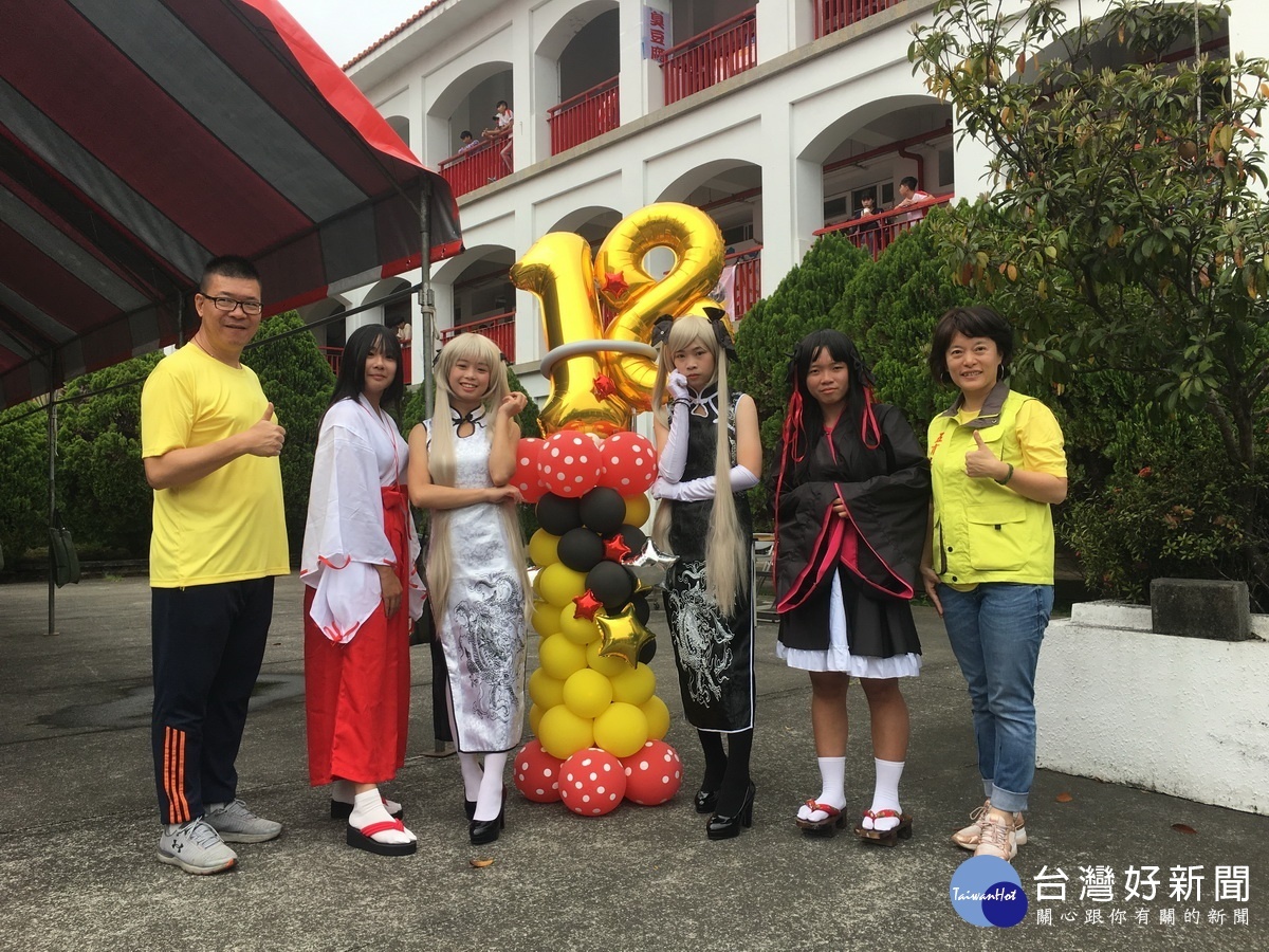 動畫科同學扮動漫角色。(記者扶小萍攝)