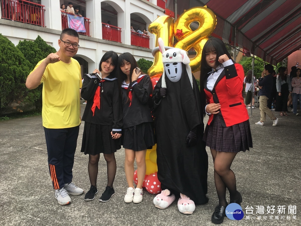 動畫科同學扮動漫角色。(記者扶小萍攝)