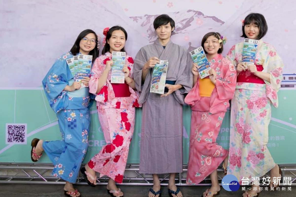 學生穿著和服推銷日本富山縣輕食。