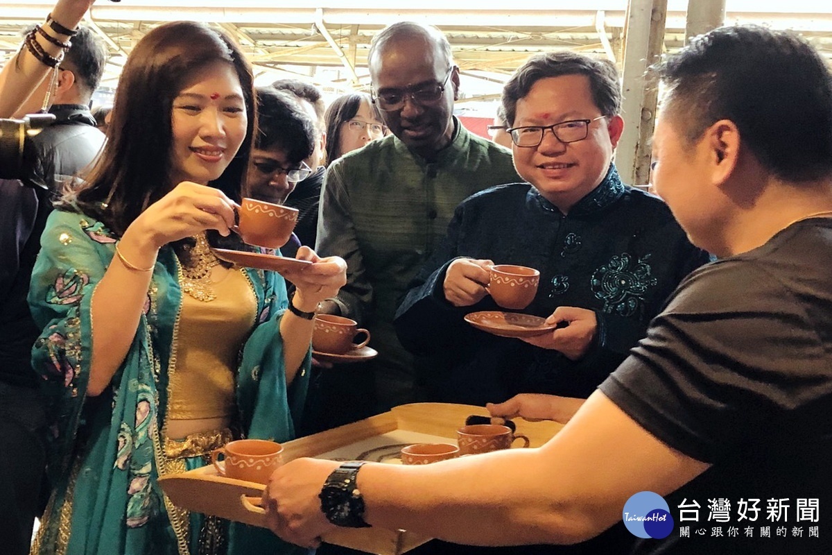 桃園市長鄭文燦伉儷、印度台北協會會長史達仁伉儷一起品嚐印度茶品。