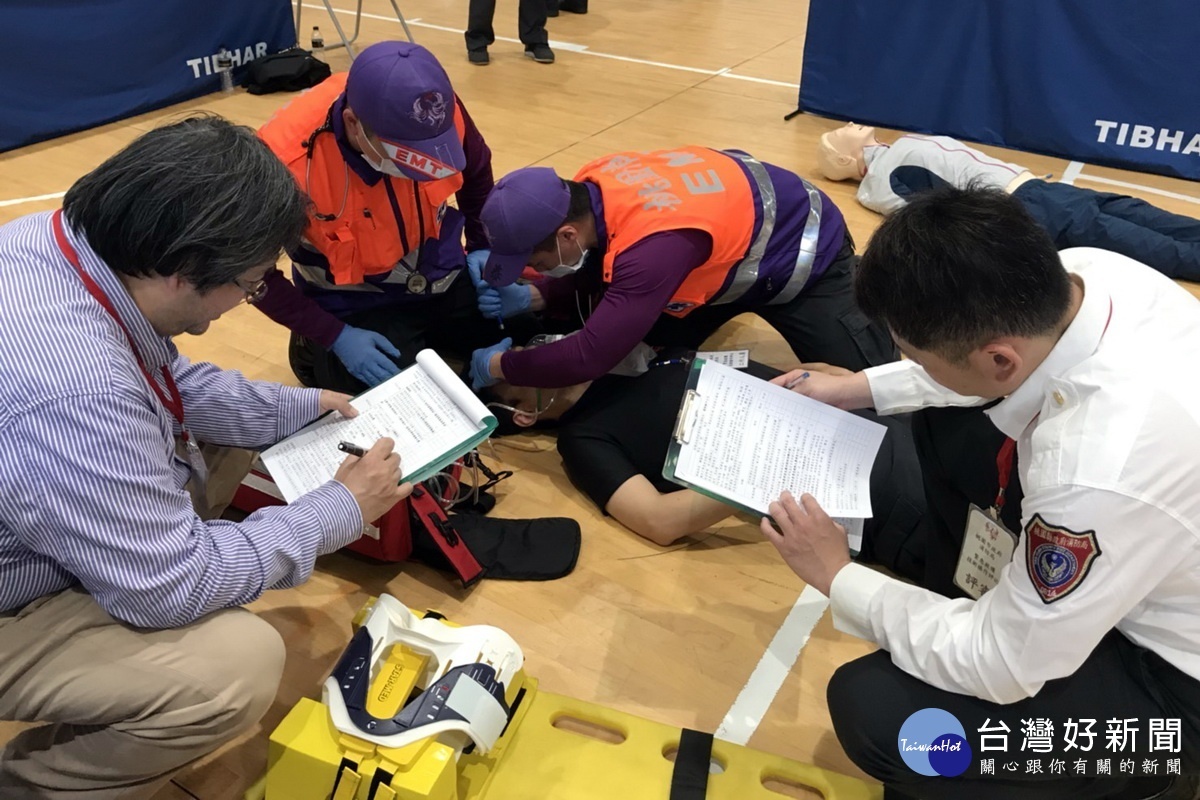 桃園市政府消防局舉辦「108年度緊急救護技術操作評比」，現場搶救過程擬真。