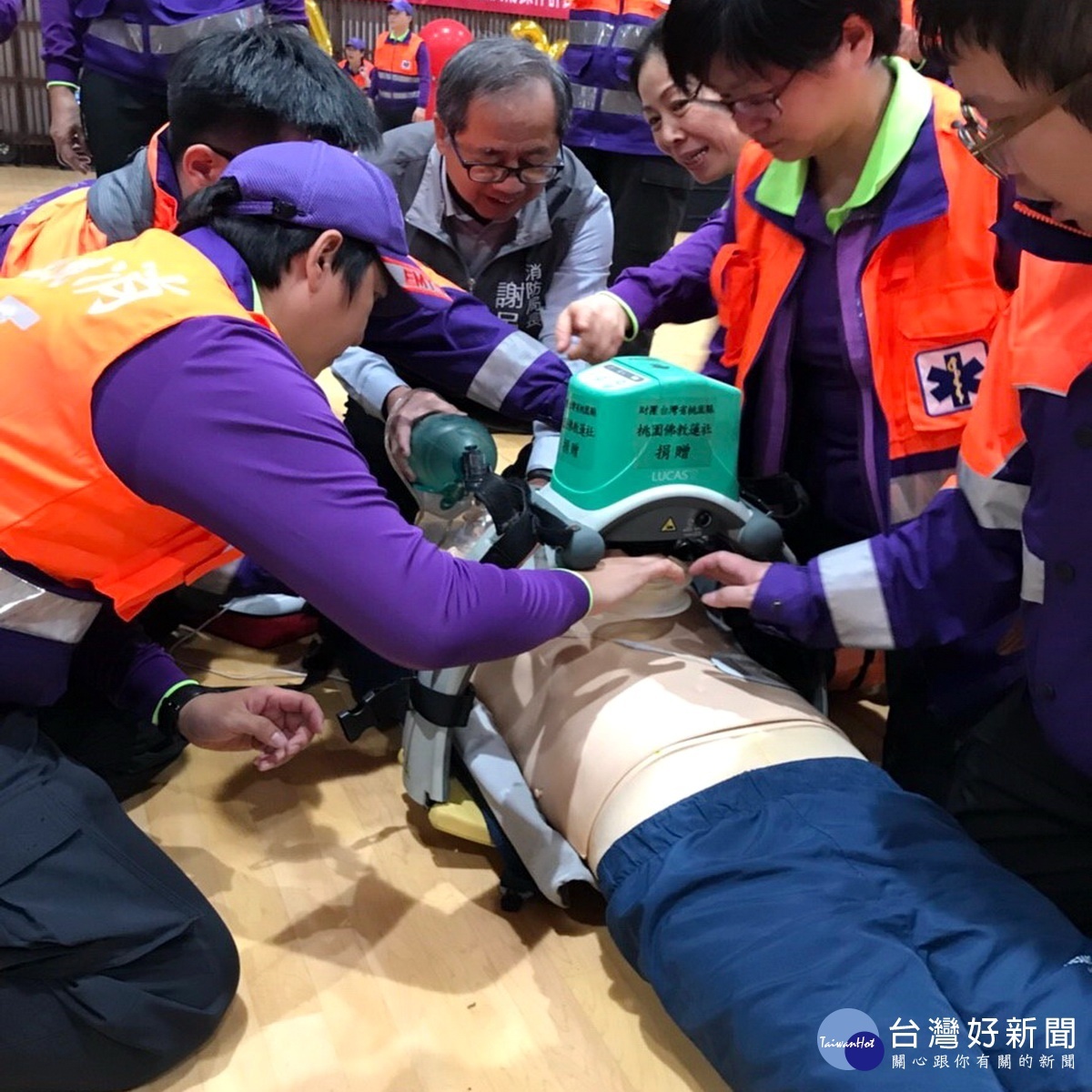 桃園市政府消防局長謝呂泉與測試人員一起進行急救護技術操作評比。