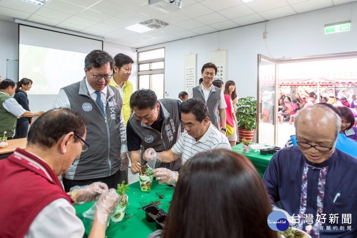 桃園市長鄭文燦於「新屋區青銀學堂」觀看長者們的體驗教學活動。