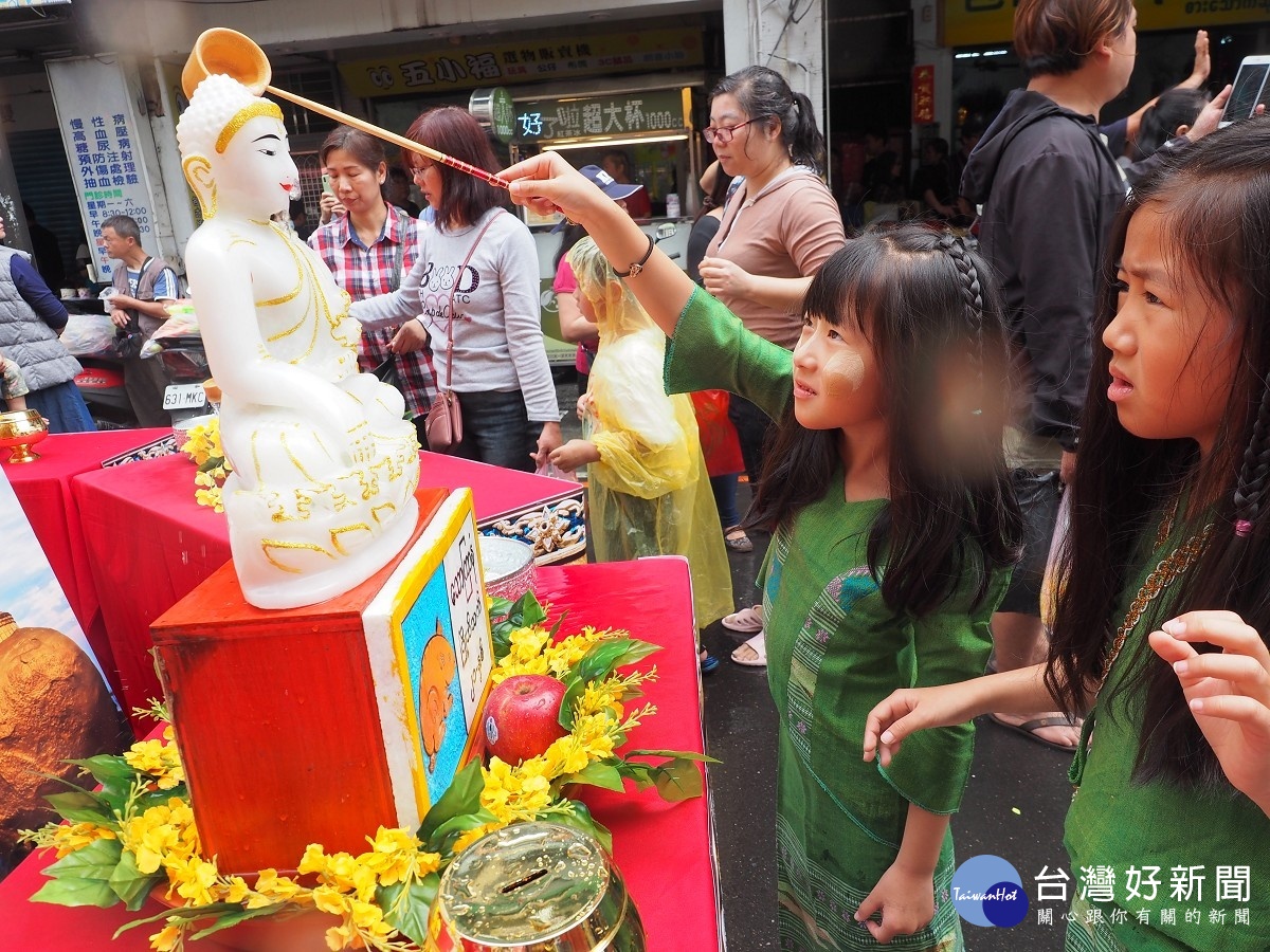 持水槍瘋潑水　侯友宜淋成落湯雞 台灣好新聞 第3張