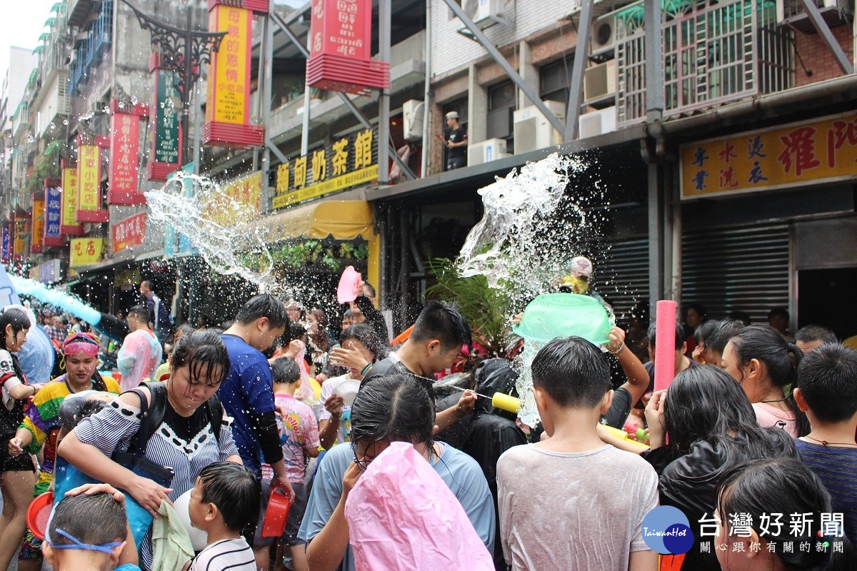 持水槍瘋潑水　侯友宜淋成落湯雞 台灣好新聞 第5張