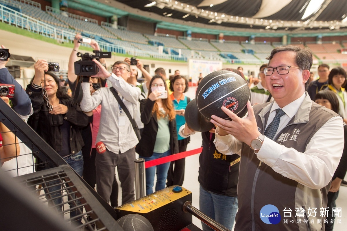 桃園市長鄭文燦於桃園市108年有愛無礙—身心障礙嘉年華」活動體驗投籃機遊戲。