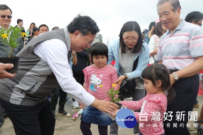 桃園市長鄭文燦送出999盆象徵幸福並且帶來幸運的情人菊給觀展遊客。