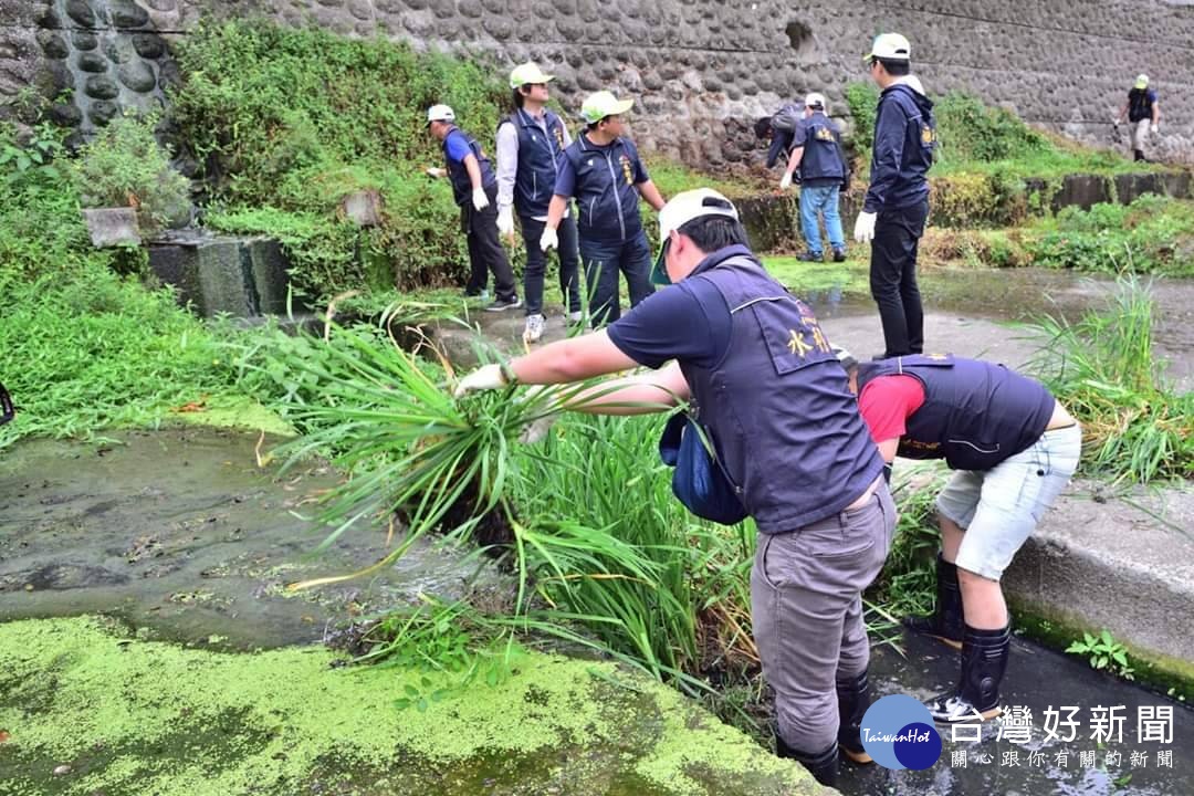 最佳親子環境教育 水利局員公攜家帶眷化身清道夫