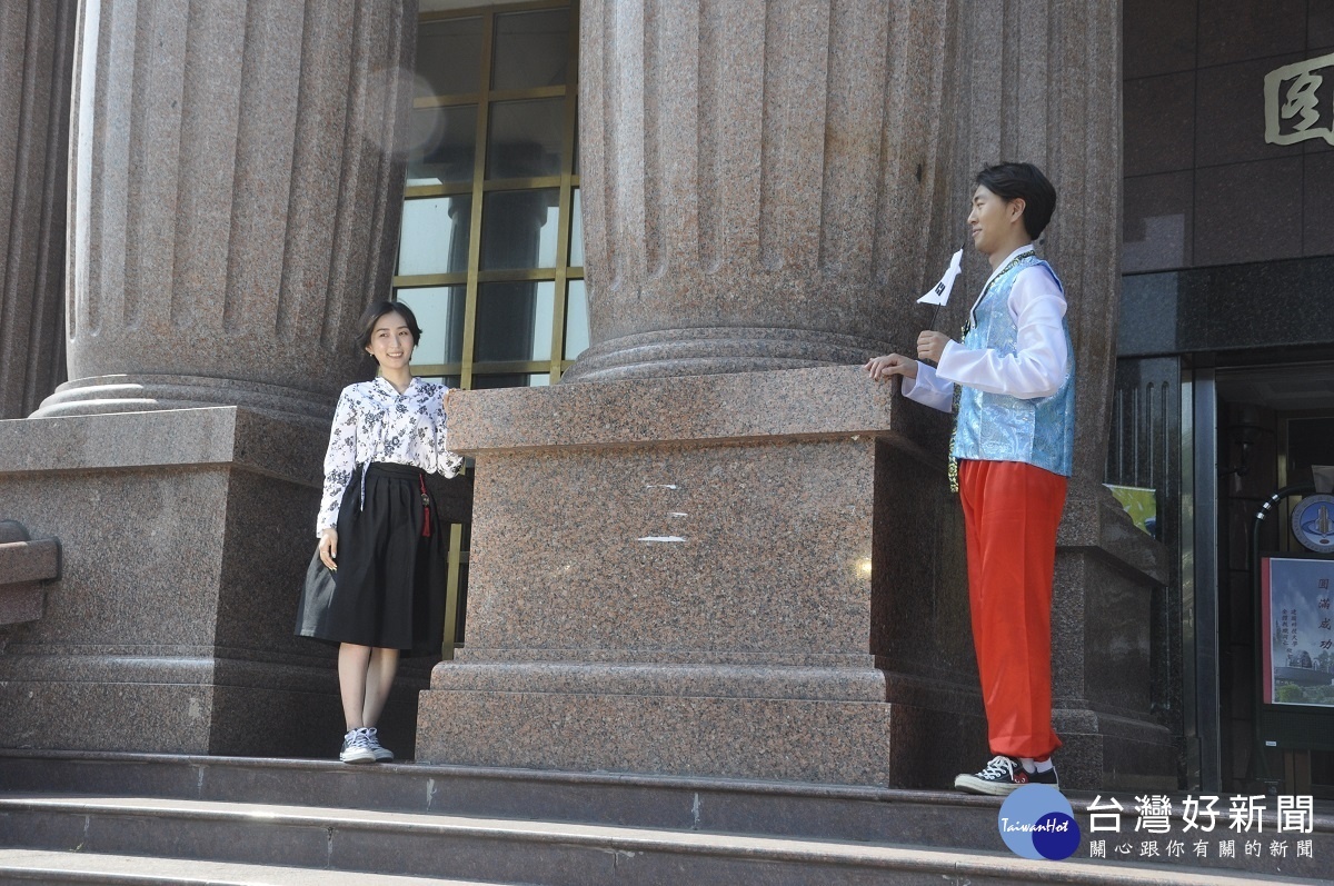 來自韓國的裴允智(左)與朴起完(右)在拍合照時還學宋慧喬玩起姊弟戀。
