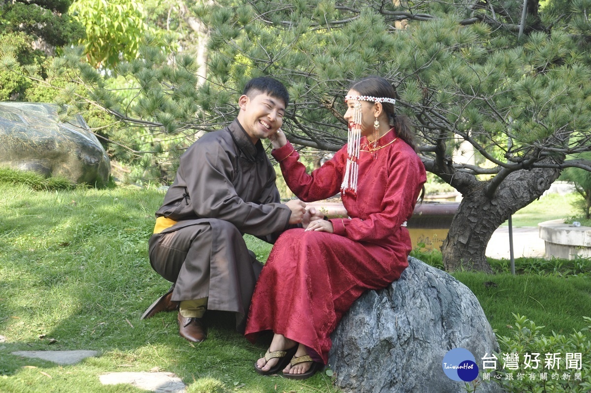 來台已經三年的蒙古女生阿爾坦(右)念的是工管，她與同樣來自蒙古的次倫蒙赫，飾演新郎、新娘。