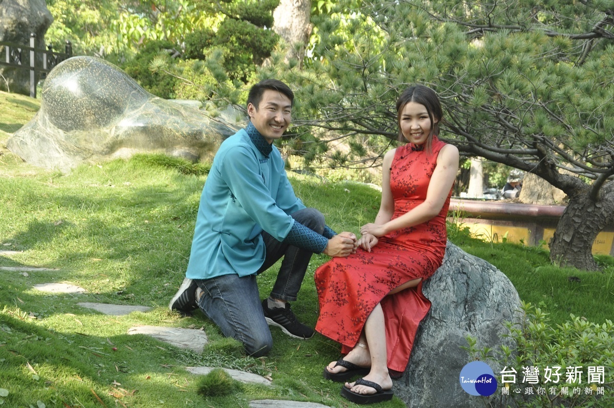 .就讀電工程研究所的瑟吉(左男)與就讀服科所的甘渠(右女)在蒙古就已結婚，來台留學再拍一次結婚照覺得很有趣。