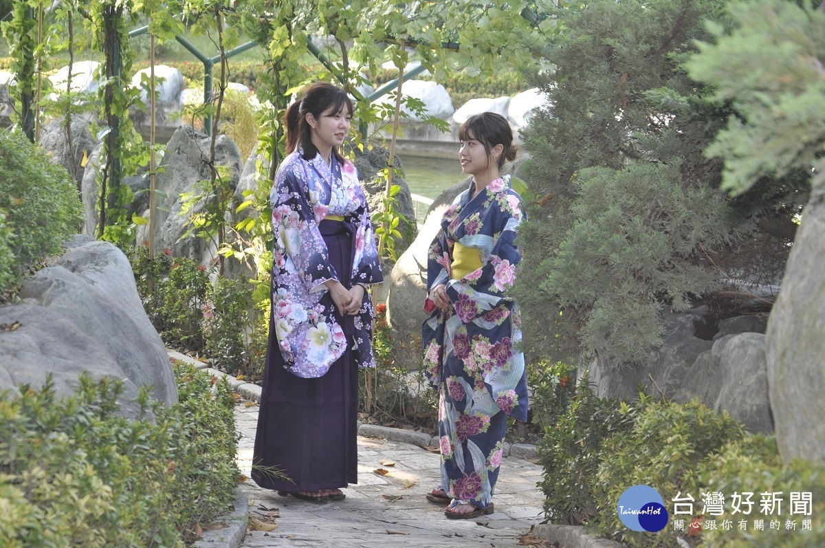 來自日本的仲西里菜(左)與滕原茉香(右)是攝影師爭相追逐的對象之一。