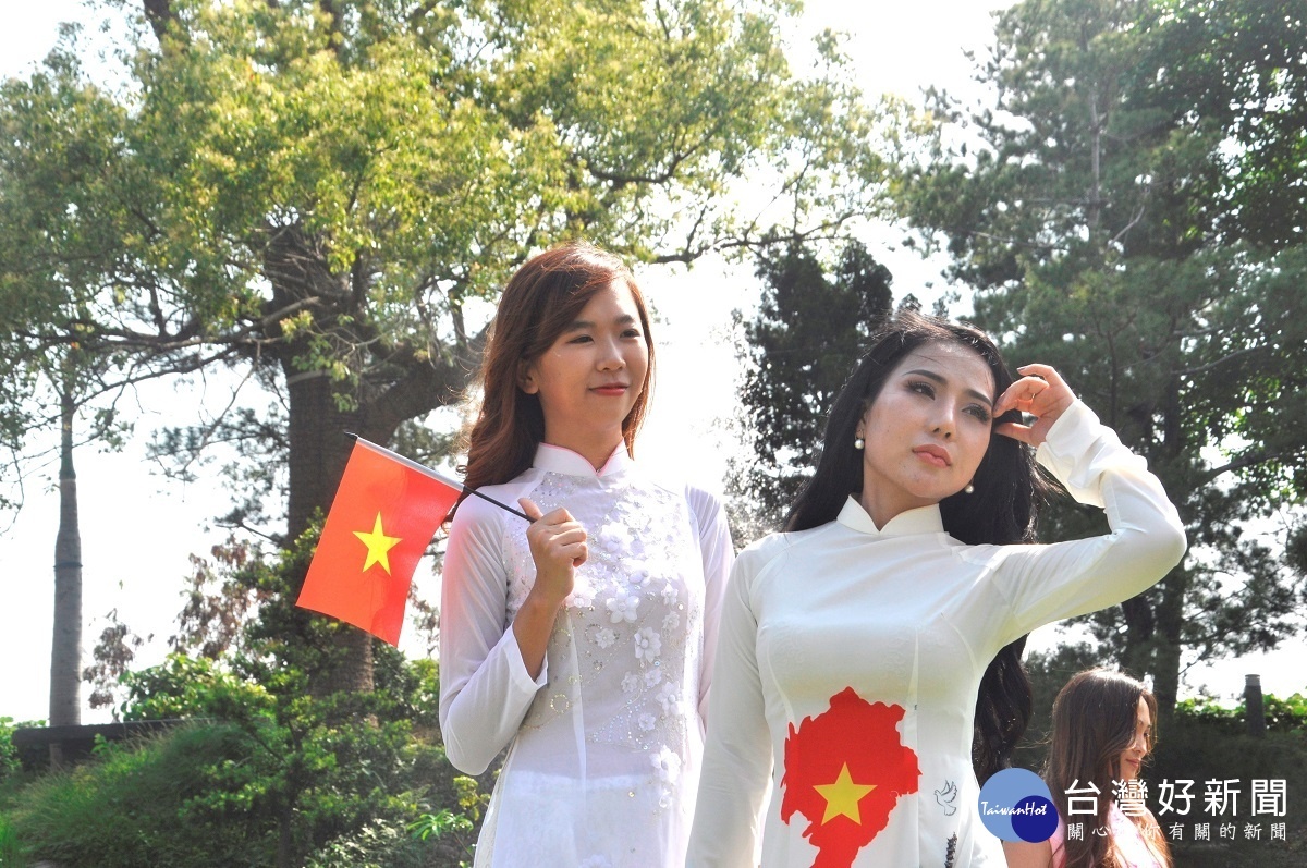 來自越南的鄧麗佩(左)個子太高差點就找不到合身的越南國服可以穿。