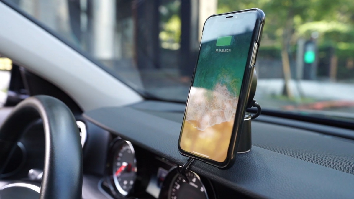 Xcharger 開車無線充,安全便利。