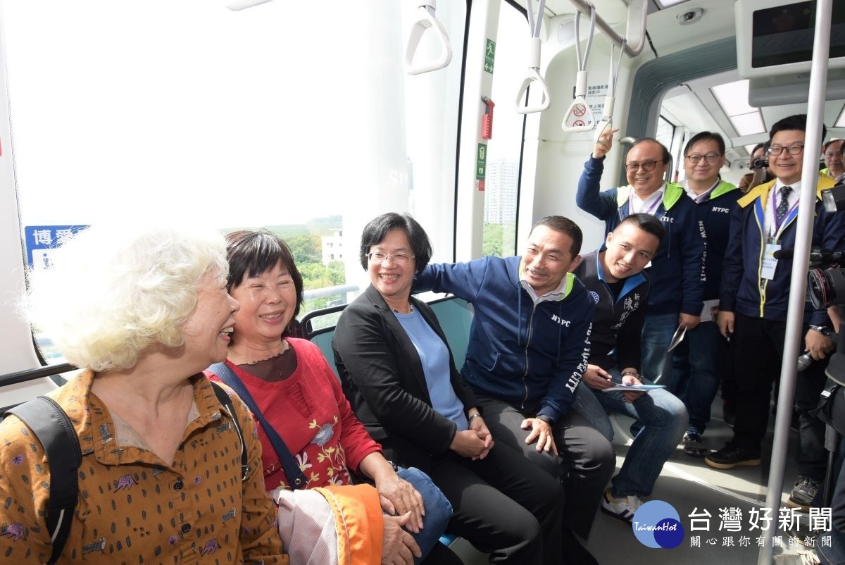 彰化縣長王惠美取經新北市淡海輕軌 ,新北市長侯友宜帶領王縣長體驗輕軌。