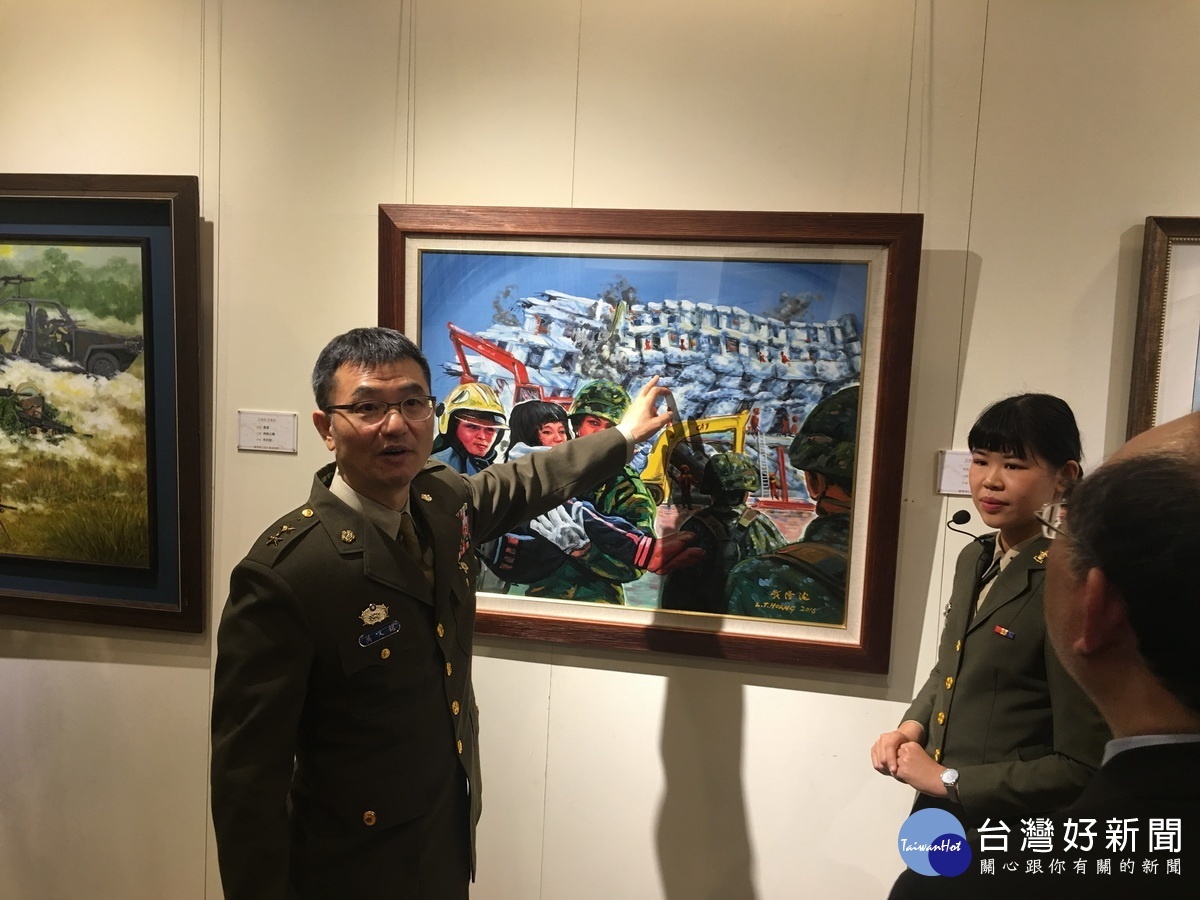 莫中將與來賓從作品中回顧國軍英勇事蹟。(記者扶小萍攝)