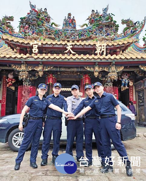 全國警察18日起換新制服,北港警分局為讓這套更機能、更符合執勤需要的新制服「接地氣」,特選在朝天宮前公開亮相,令不少民眾為之驚艷。(記者陳昭宗拍攝)