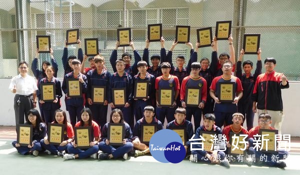 107學年度全國乙級檢定成績揭曉,北港農工七個職種收穫135張乙級證照,總通過率超過73%,努力成果再度傲視雲嘉。(記者陳昭宗拍攝)