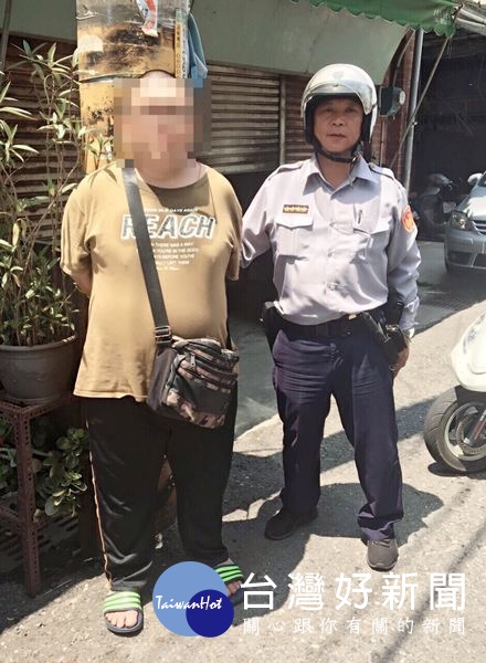 男子利用「三月瘋媽祖」人潮流動之際,下手行竊民宅神明廳金牌,北港警方調閱監視器後,於附近發現竊嫌身影當場查獲。(記者陳昭宗拍攝)
