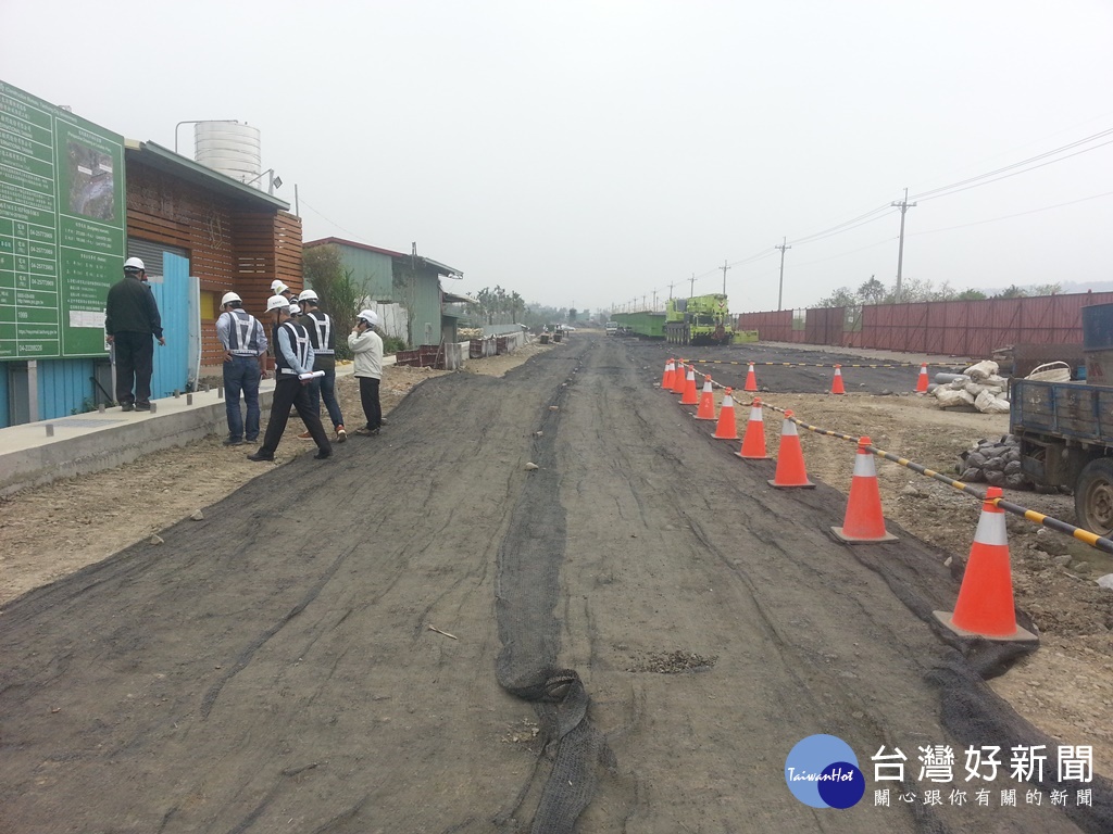 台中市府環保局稽查人員實際勘查營建工地減少揚塵設施。(圖/臺中市政府環保局)