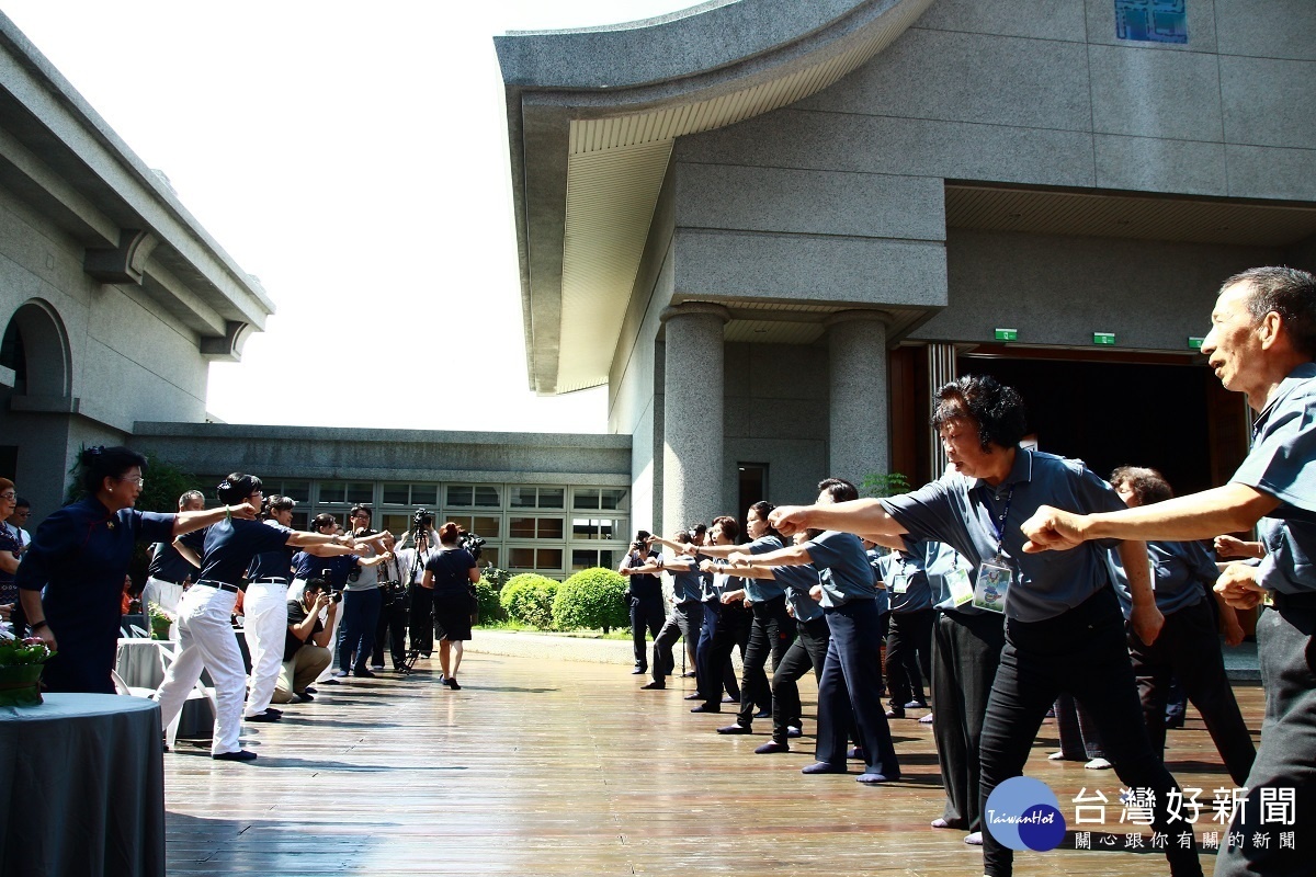 彰化慈濟「長照服務中心」揭幕儀式中的健康操表演。