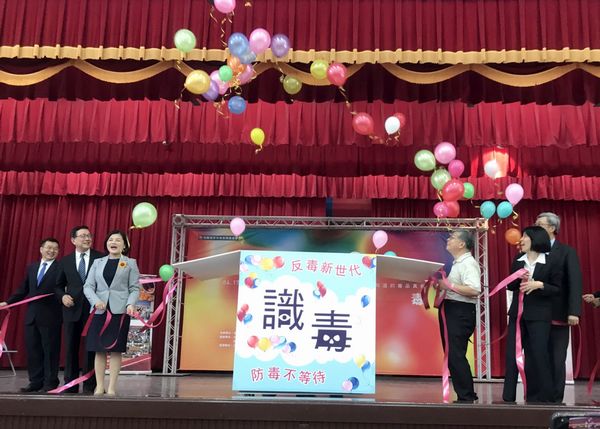 為讓社區民眾認識毒品、培養健全體魄，國立北港高中與中國信託反毒教育基金會共同舉辦「反毒路跑活動」，期讓毒品遠離社區及校園。（記者陳昭宗拍攝）