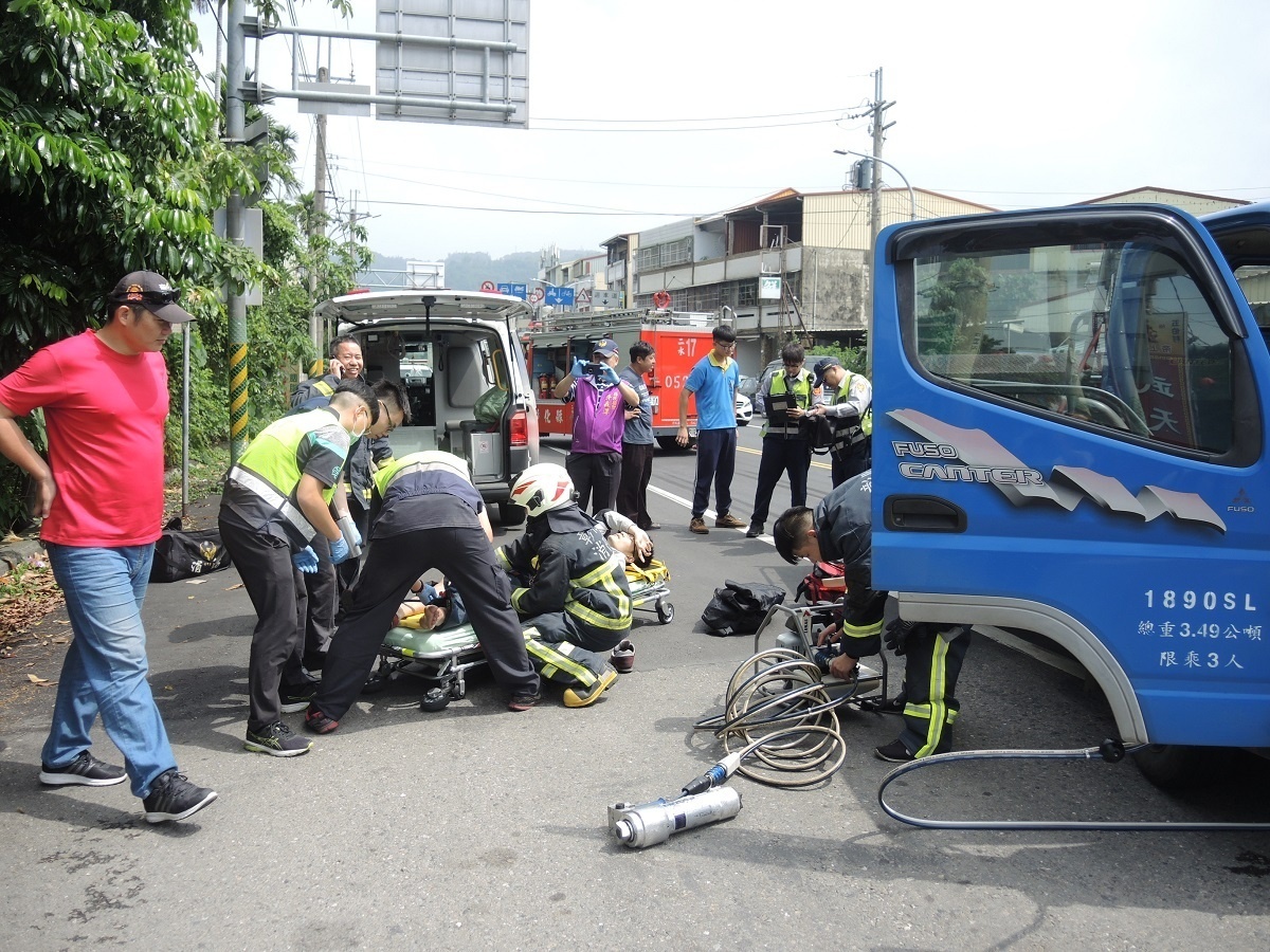 二水鄉發生一起货車追撞 肇事車頭嚴重凹陷駕駛卡車內
