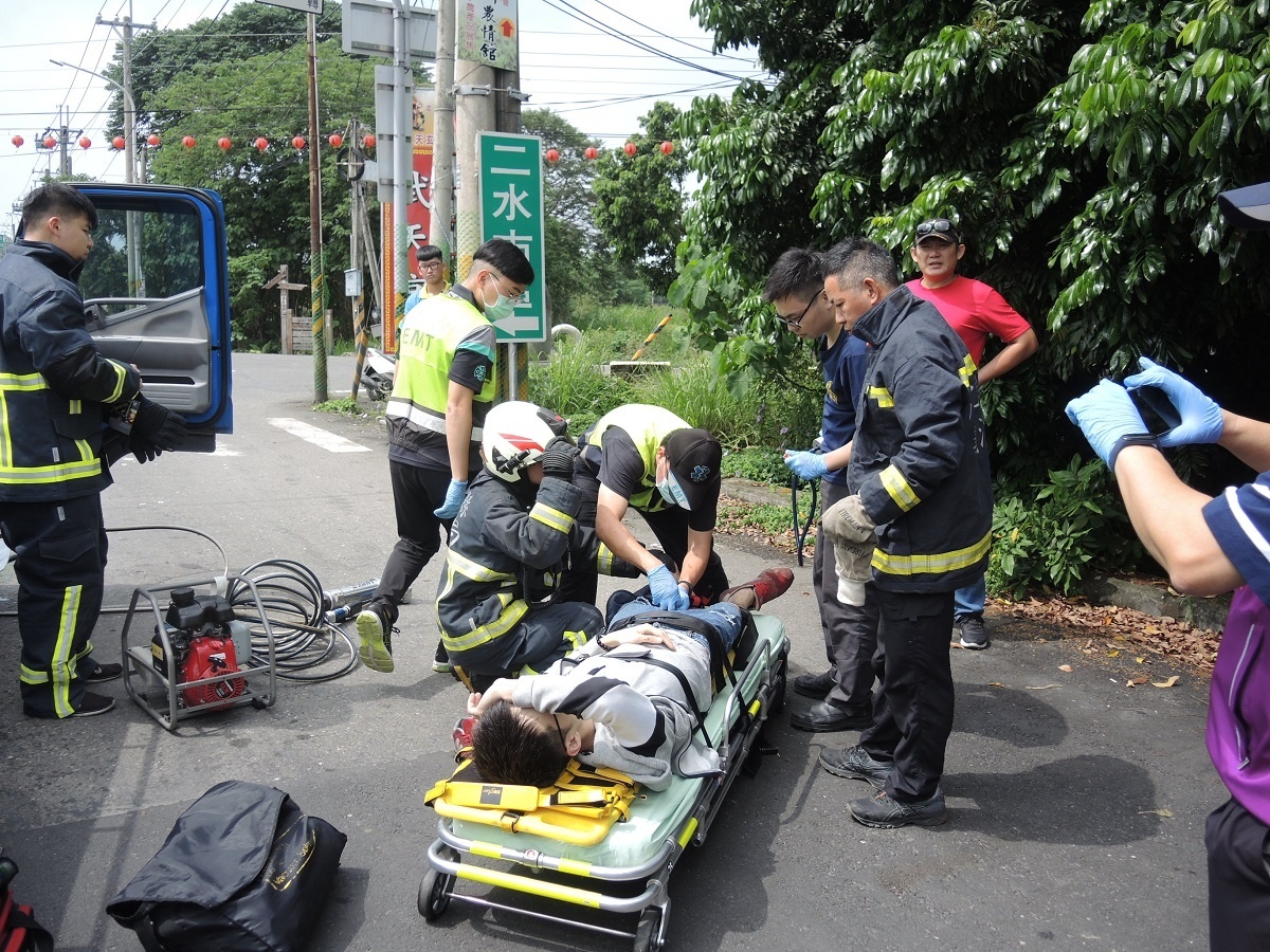 彰縣二水發生貨車追撞　肇事車頭嚴重凹陷駕駛卡車內 台灣好新聞 第4張