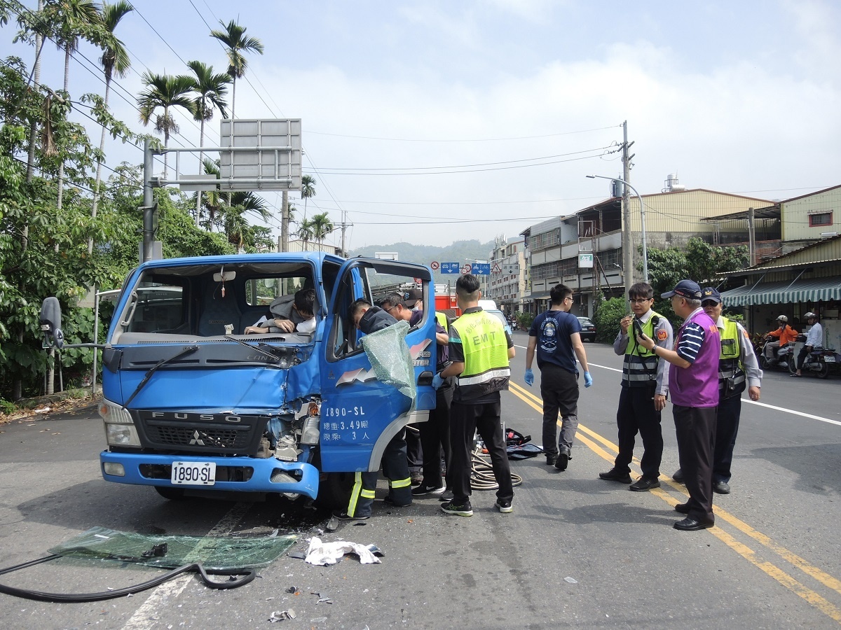 彰縣二水發生貨車追撞　肇事車頭嚴重凹陷駕駛卡車內 台灣好新聞 第1張