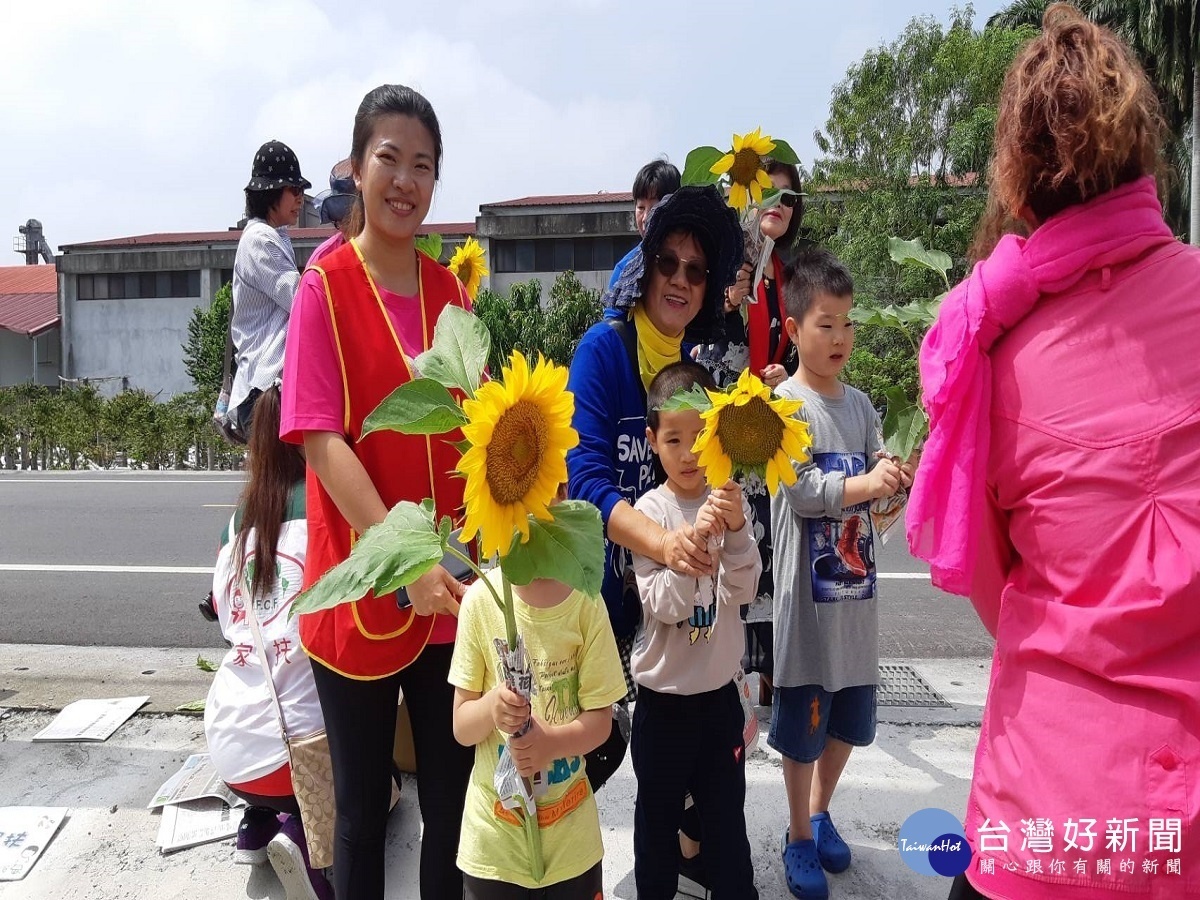 二水農情館向日葵正值開花期 幼兒園幼童採花捐款家扶