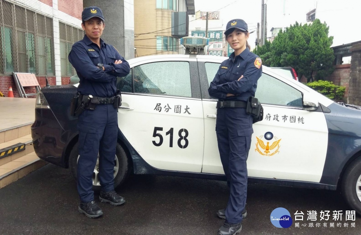 新式警察制服將於在4月18日全面換穿,大園分局不少員警領到新制服後都表示相當帥氣