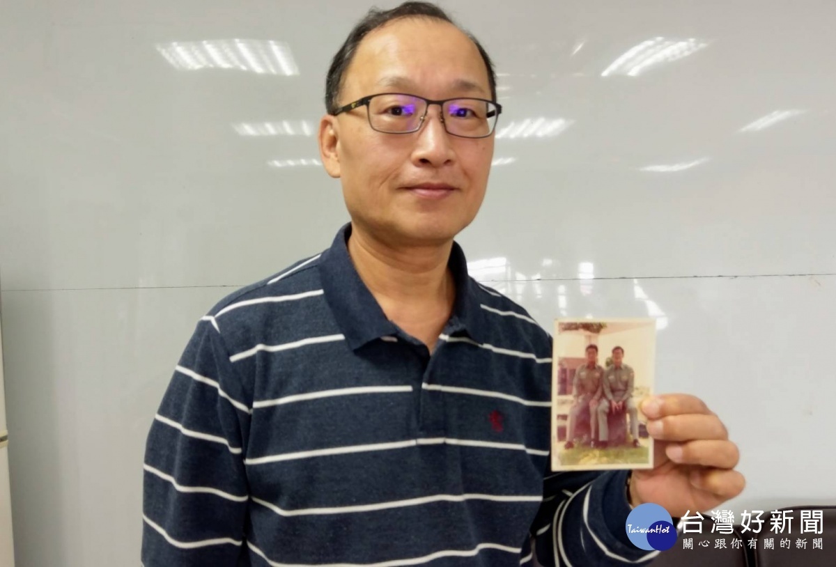 大園分局保防組組長潘復華,自民國73年從警以來共穿過3代的警察制服,潘復華回憶最初的卡其色制服