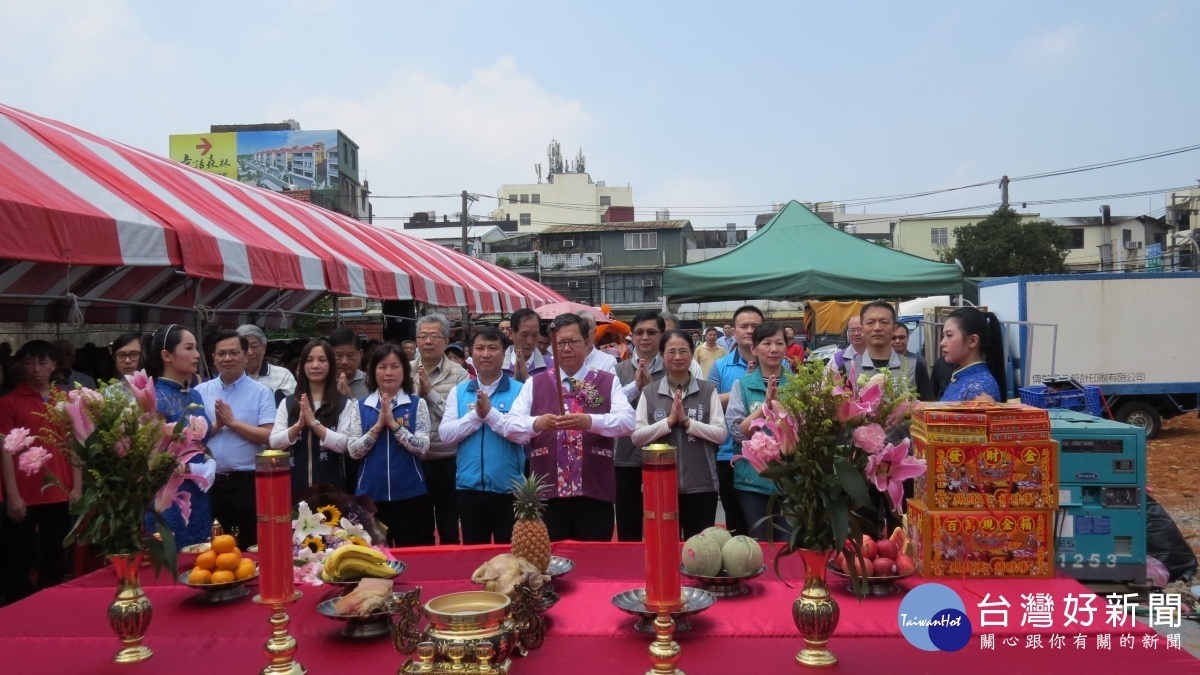 市長與貴賓一同上香祈福