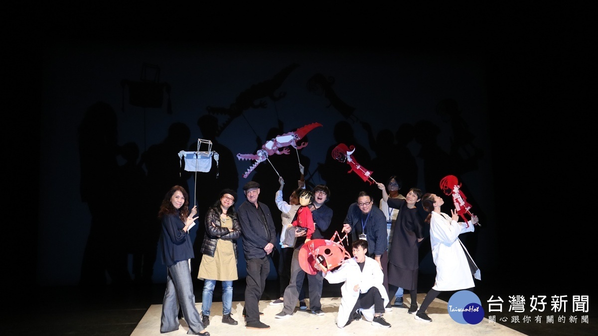 偶戲飛人集社劇團《黑色微光》4月20、21日在臺中國家歌劇院中劇院演出三場。