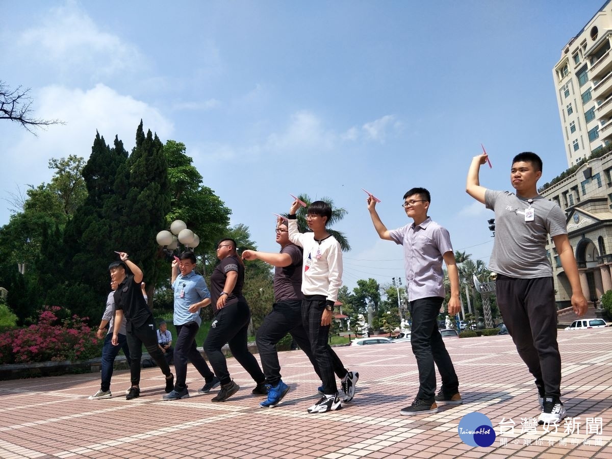 建國科大參加紙飛機大賽拿到團體冠亞軍團隊。圖/記者鄧富珍攝