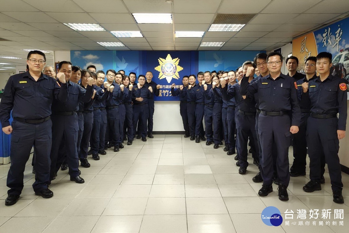 全國各警察機關全面換裝，蘆竹分局長李建民（左一）與同仁們合影。