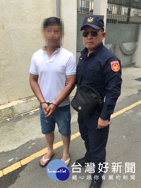 男子酒後駕車還逆向開上快速道路，因不勝酒力於車上睡著了，警方獲報將人車帶回酒測，酒測值嚴重超標遭移送法辦。（記者陳昭宗拍攝）