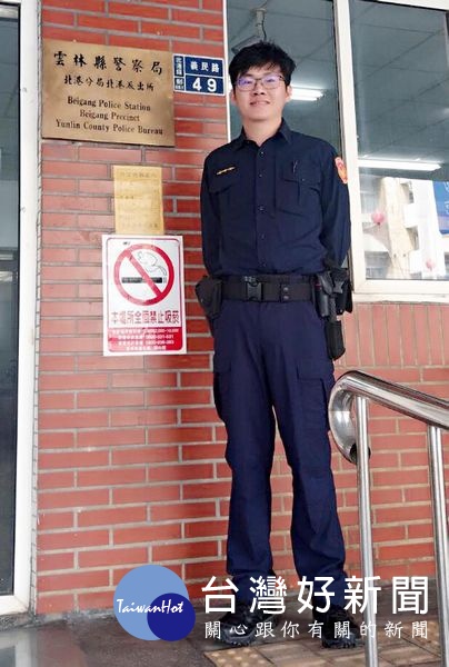 北港所警員曾冠傑憑藉冷靜的邏輯思考及高資訊素養,面對上鎖的遺失手機仍尋找出解決之道,順利物歸原主。(記者陳昭宗拍攝)