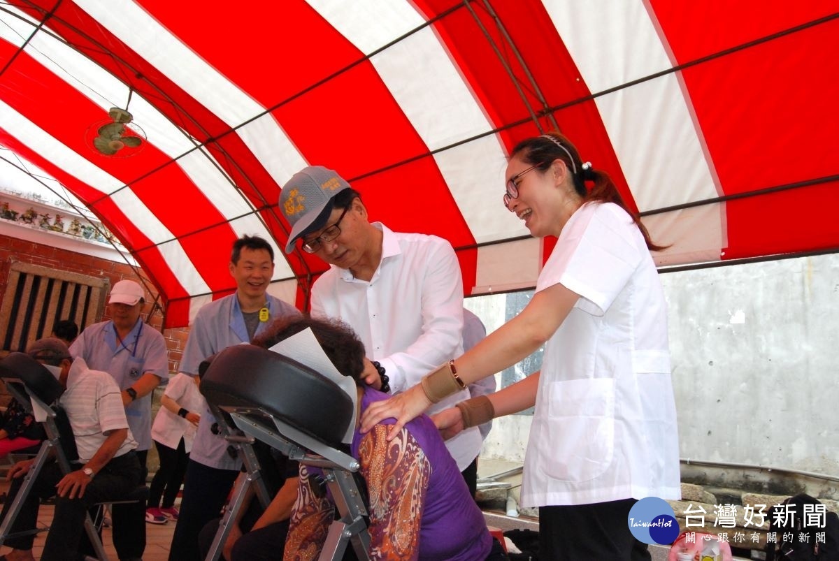 林世賢市長在慶安宮保生大帝祝壽慶典暨健康饗宴活動中為民眾推拿。