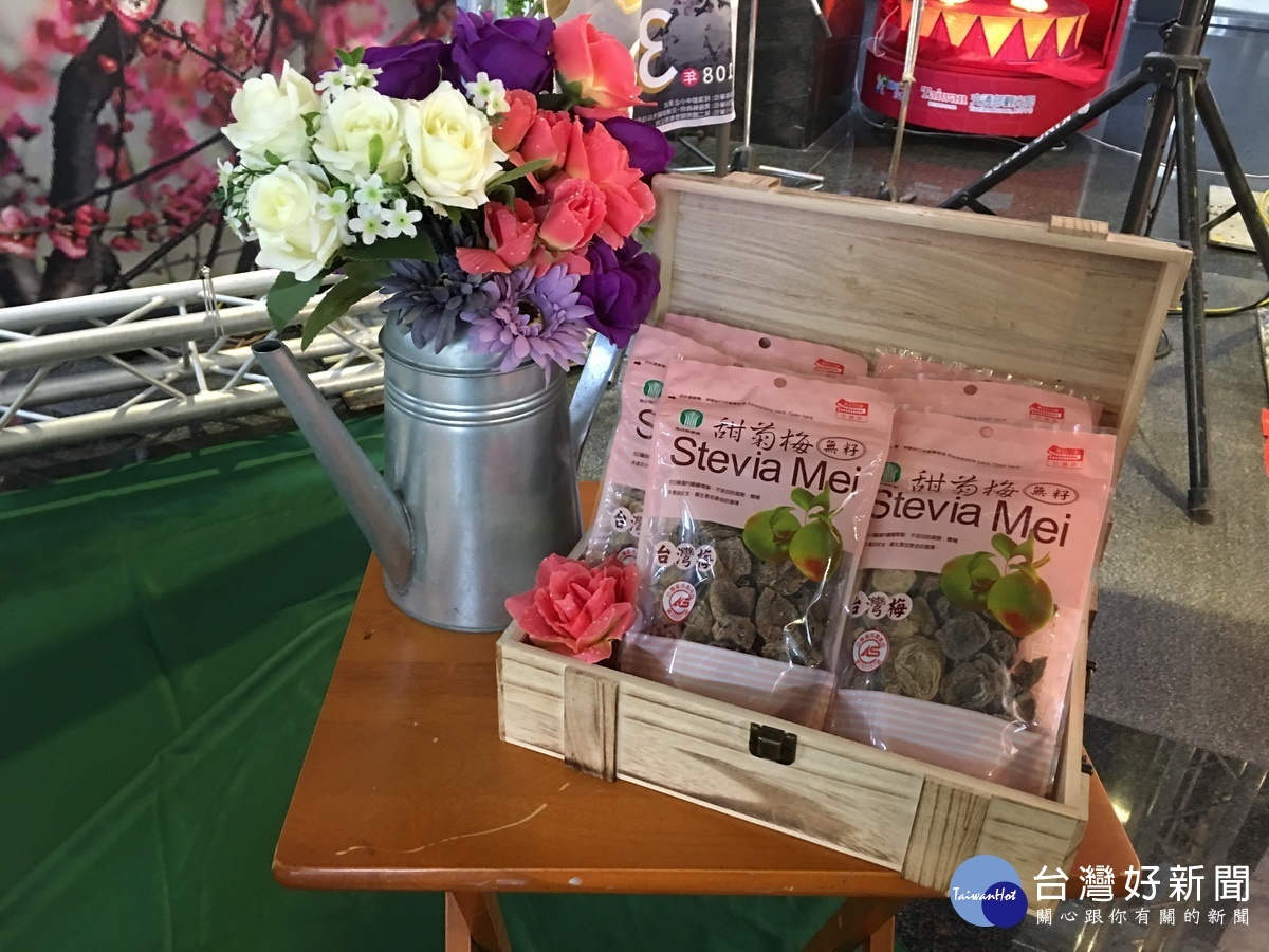 南投縣梅子與各式農產明將北上促銷。(記者扶小萍攝)