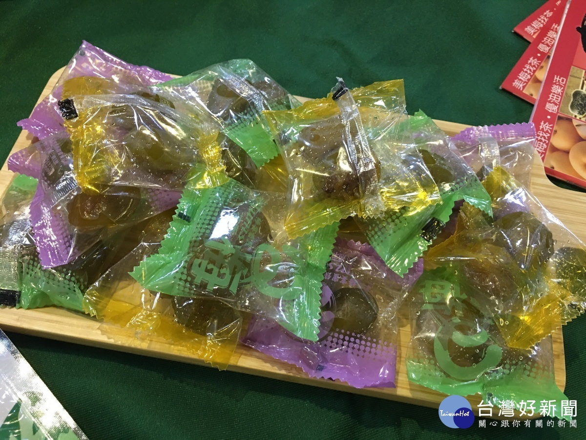 南投縣梅子與各式農產明將北上促銷。(記者扶小萍攝)