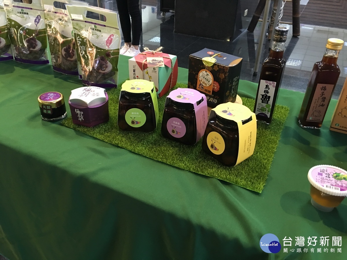 南投縣梅子與各式農產明將北上促銷。(記者扶小萍攝)