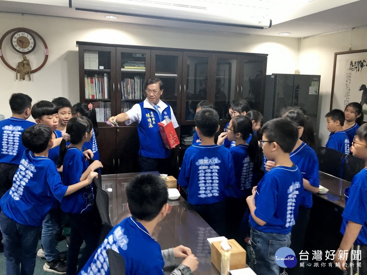 林明溱縣長拿出糖果餅乾贈同學。(記者扶小萍攝)
