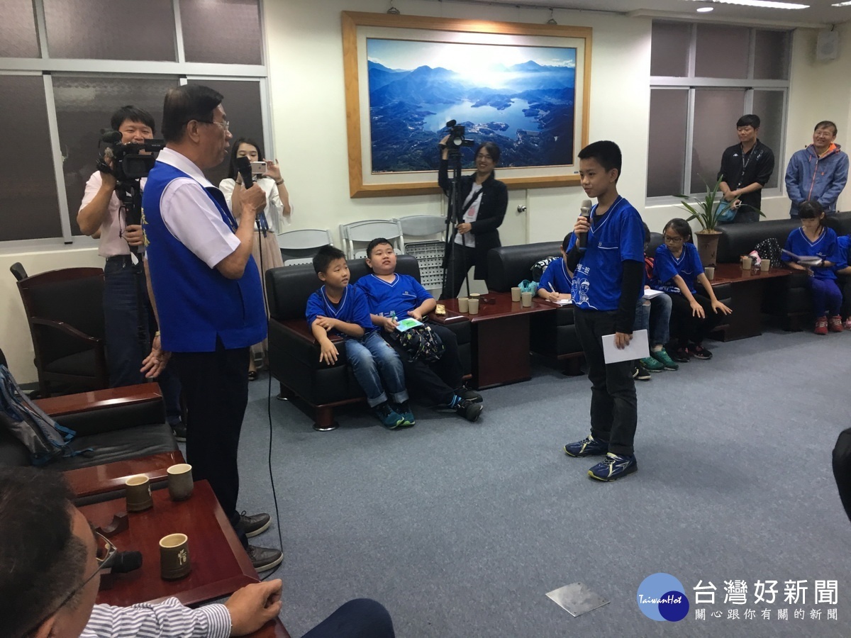 林縣長的孫子也提出問題。(記者扶小萍攝)